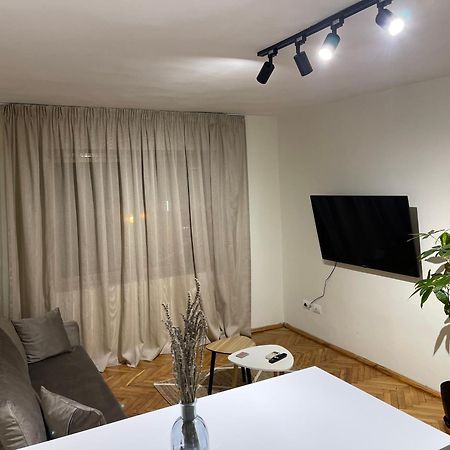 Cozy Apartment, In The Center Of تيرانا المظهر الخارجي الصورة
