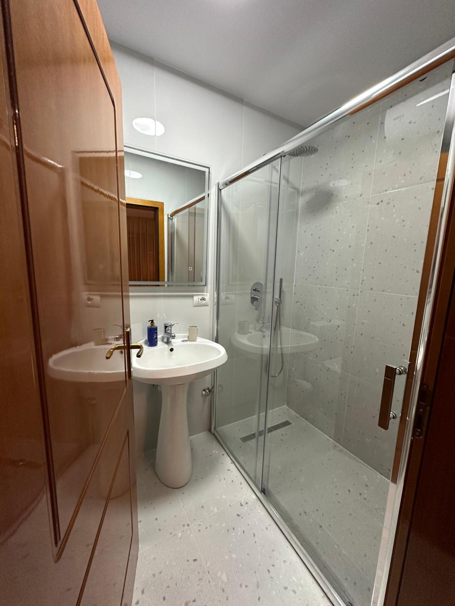 Cozy Apartment, In The Center Of تيرانا المظهر الخارجي الصورة